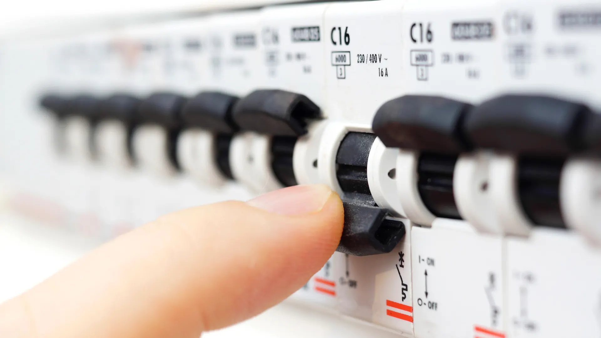 Électricien professionnel en intervention à Paris